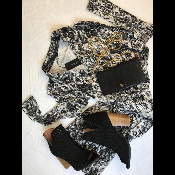 🛍🎉🆕BLK sueded peep toe stacked heels - Picture 3 of 4